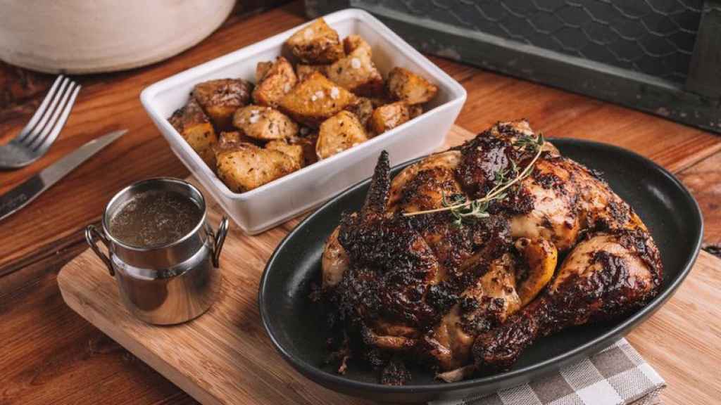 Pollo al carbón y patatas rústicas de León de Zagal.