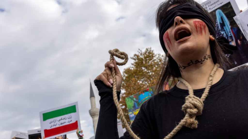 Una activista iraní sostiene una cuerda mientras una escritura en su cuello dice: No a la pena de muerte en Estambul, en 2022.