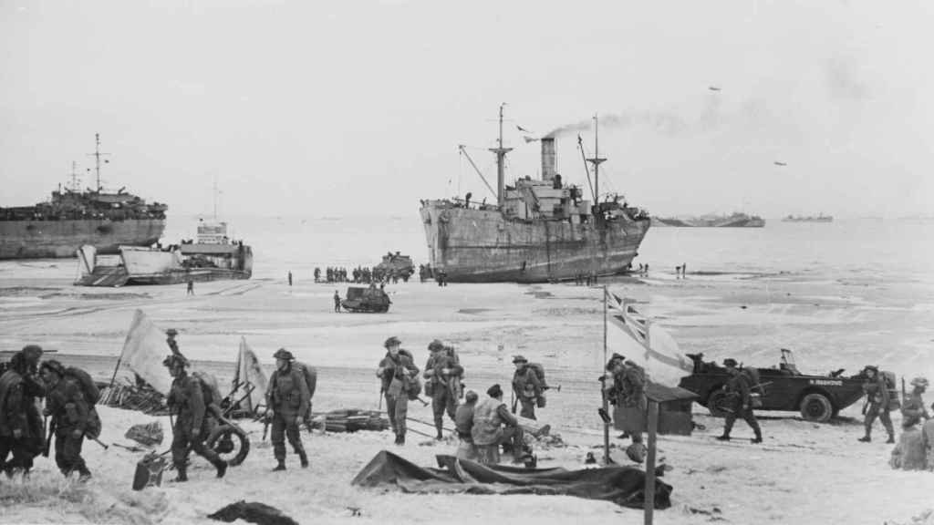 Soldados ingleses en la playa de Normandía