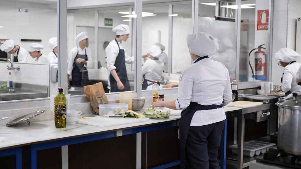 Alumnos de cocina en EP Alcazarén