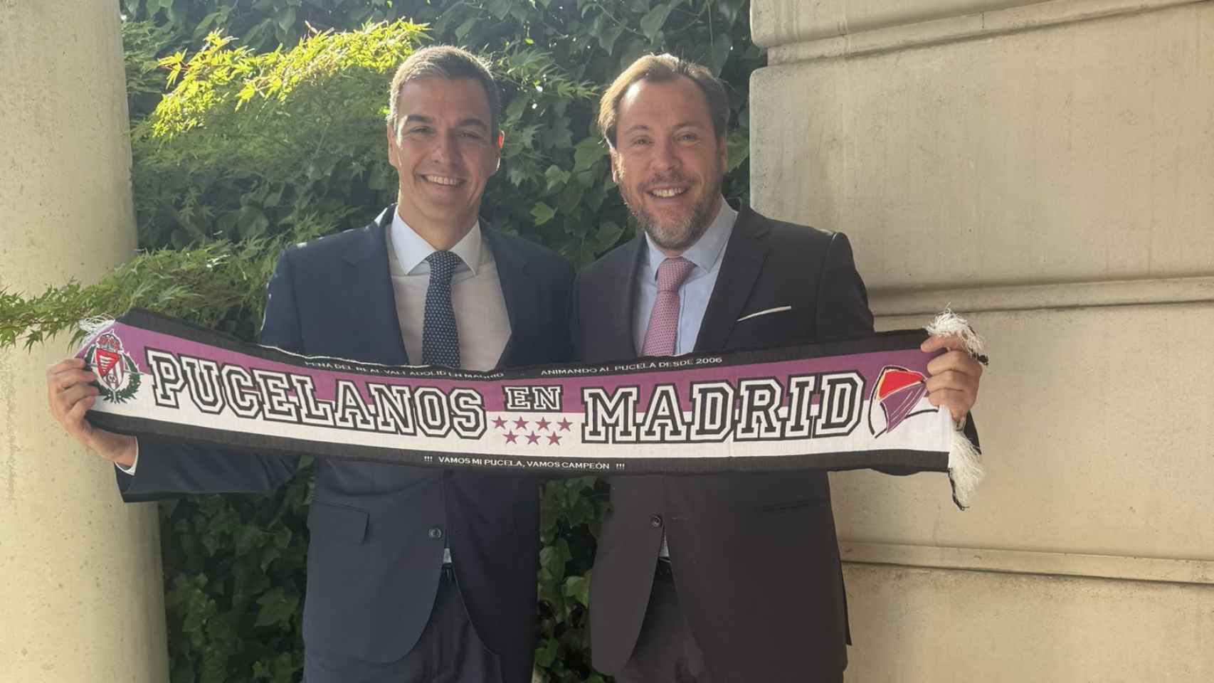 El presidente del Gobierno, Pedro Sánchez, y el ministro de Transportes, Óscar Puente, con una bufanda del Real Valladolid