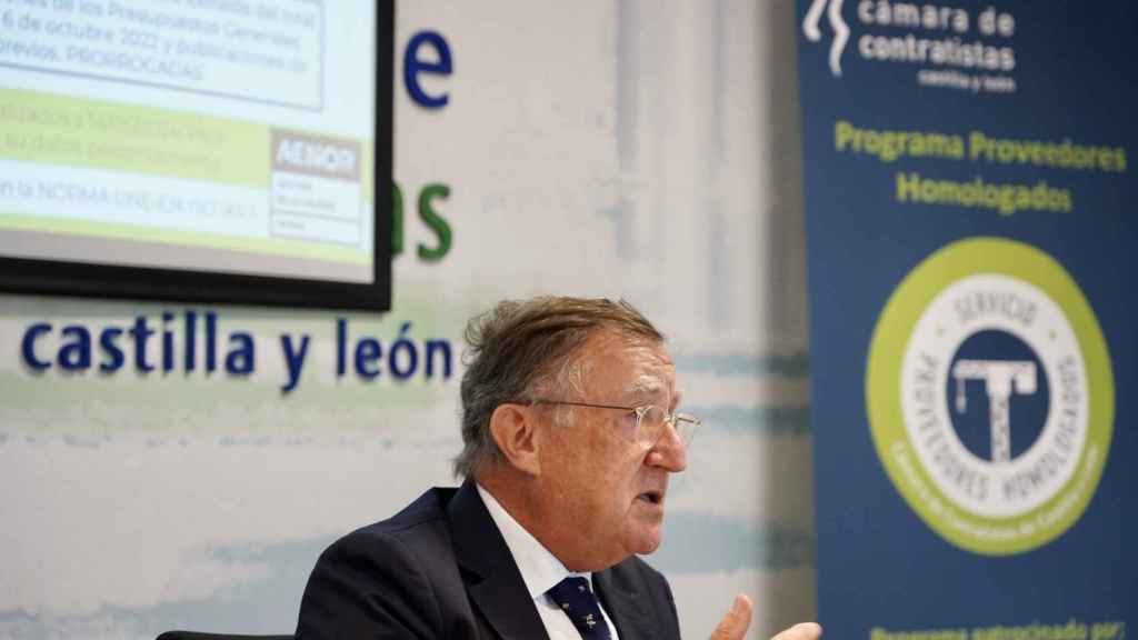 El presidente de la Cámara de Contratistas de Castilla y León, Enrique Pascual, presenta el balance de la licitación de obra oficial en la Comunidad durante 2023 y las previsiones de la asociación para 2024.