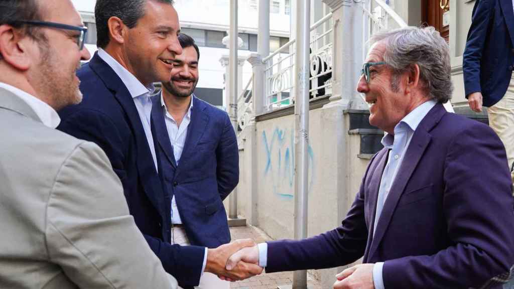 El candidato del Partido Popular al Parlamento Europeo Raúl de la Hoz participa en un encuentro con los empresarios leoneses, en la sede de la Cámara de Comercio. En la imagen, saluda al presidente de la Cámara, Javier Vega