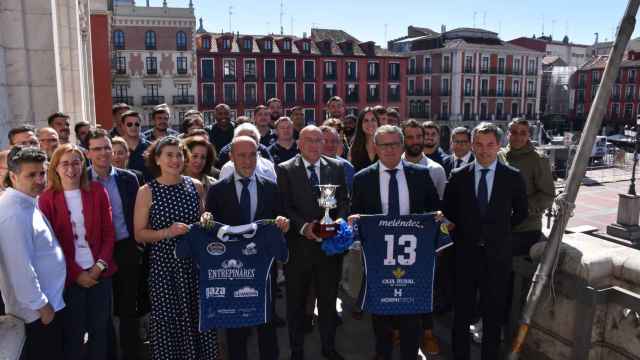 Jesús Julio Carnero y la Corporación Municipal reciben al VRAC Quesos Entrepinares, recientemente campeón de liga