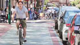 Un ciclista por un carril bici de Valladolid