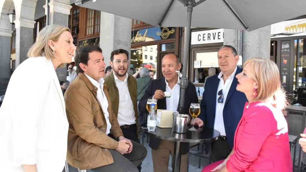 Alfonso Fernández Mañueco, en una terraza de Zamora junto a José María Barrios, Elvira Velasco, Leticia García, Javier Faúndez, Víctor López de la Parte e Isabel Blanco