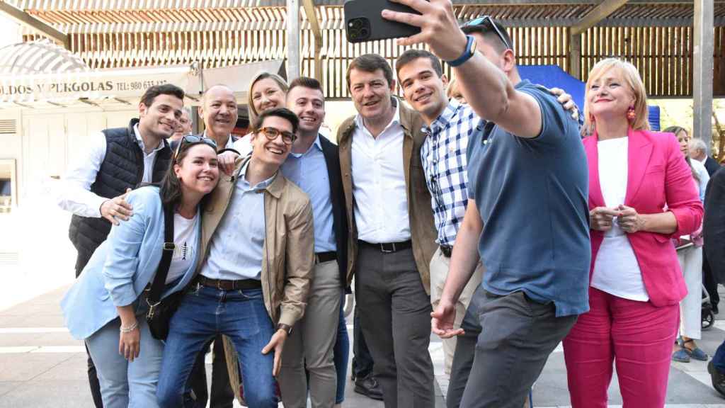 Alfonso Fernández Mañueco se hace un selfie con jóvenes del Partido Popular en Zamora