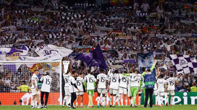 Los jugadores del Real Madrid celebran con la afición el pase a la final de la Champions League 2023/24