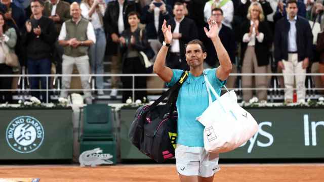 Rafa  Nadal abandonando la Philippe Chatrier de Roland Garros.