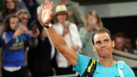 Rafa Nadal se despide del público de la Philppe Chatrier tras perder en Roland Garros frente a Zverev.