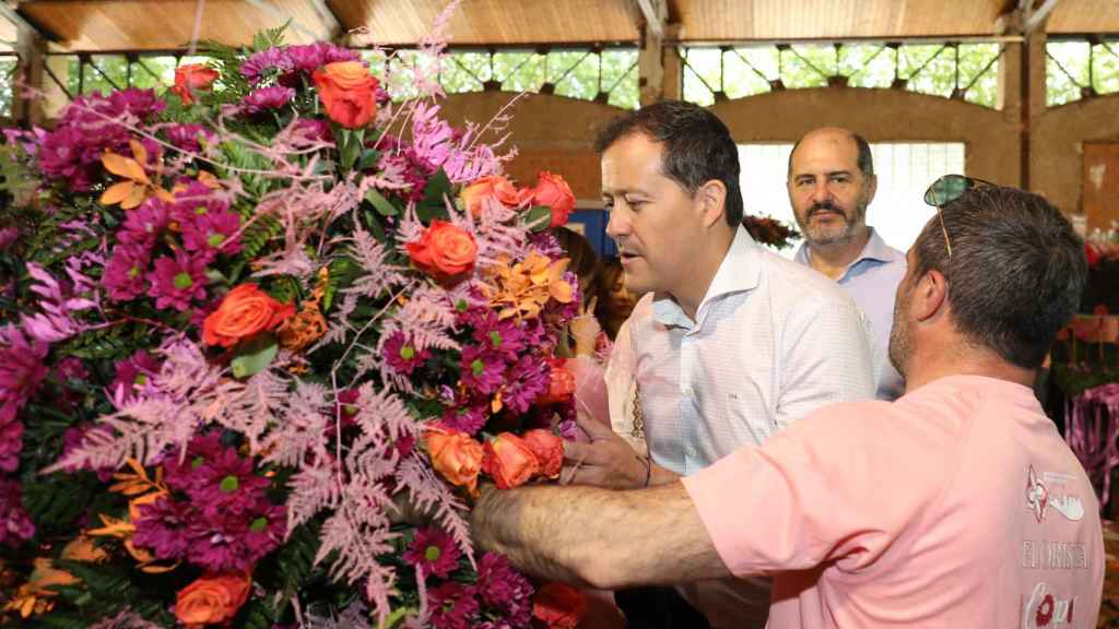 El alcalde de Toledo, Carlos Velázquez, durante la visita que ha hecho a los floristas.