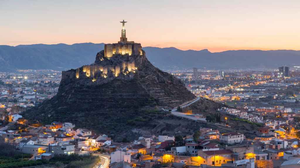 Una imagen del Cristo de Monteagudo, con la ciudad de Murcia al fondo.