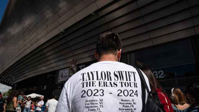 Un fan de Taylor Swift en la entrada del Bernaéu.