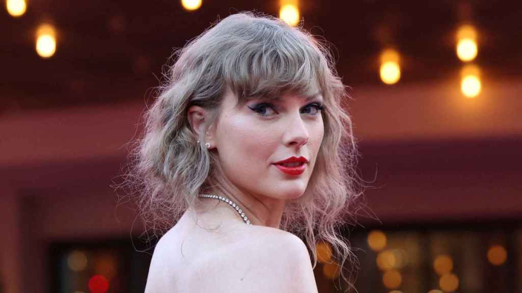 Taylor Swift durante un encuentro con los medios de comunicación.