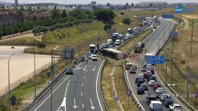 Un camión vuelca en la A42  provocando atascos a la altura de Fuenlabrada en ambos sentidos