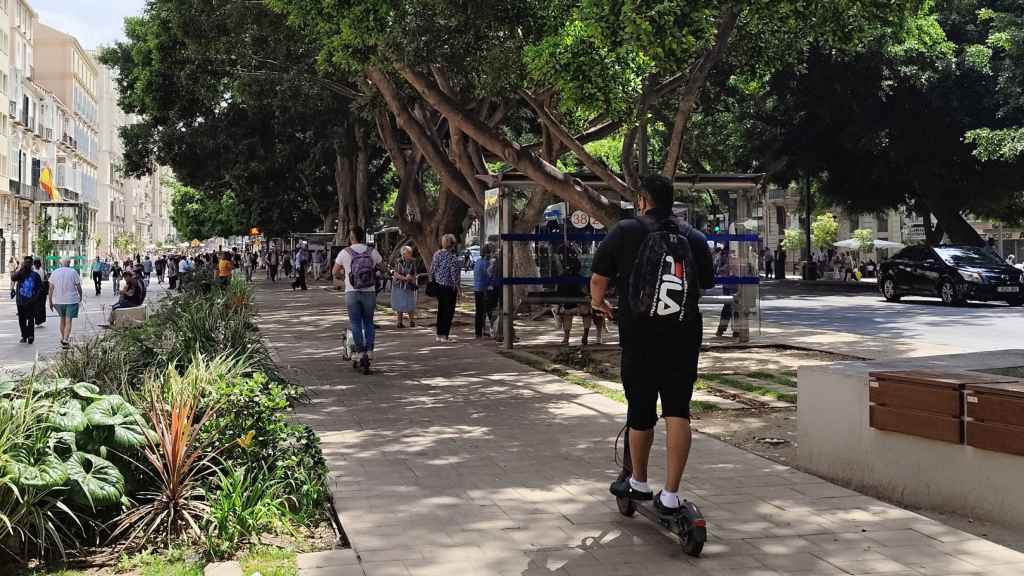 Imagen de dos patinetes circulando por la Alameda Principal.