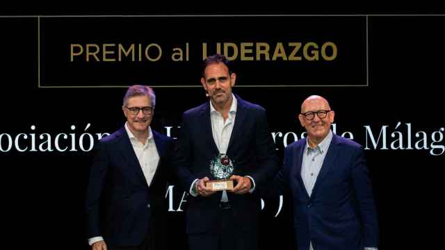 Javier Frutos, presidente de Mahos, recibiendo el premio.