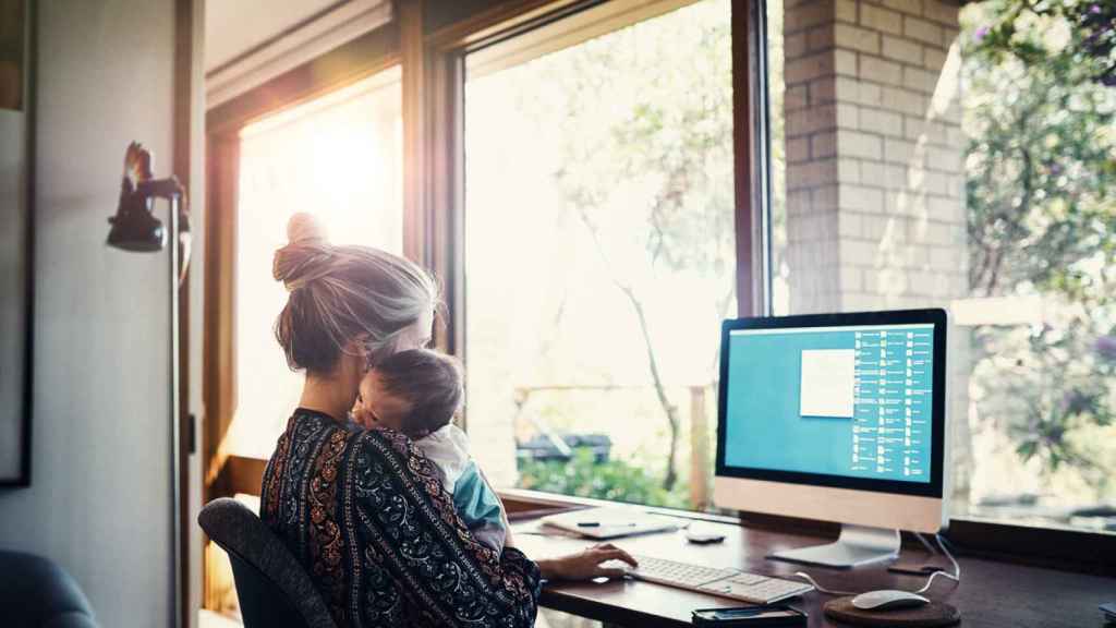 Mujer trabajando en casa.