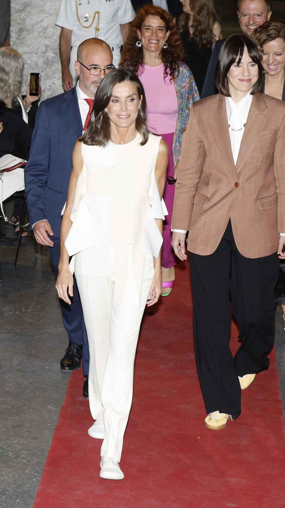 Letizia ha optado por un 'total look' blanco.