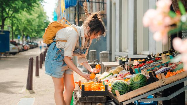 Mujer comprando fruta.