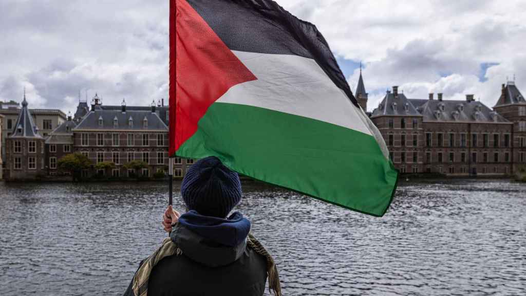 Imagen de archivo de un propalestino con la bandera.