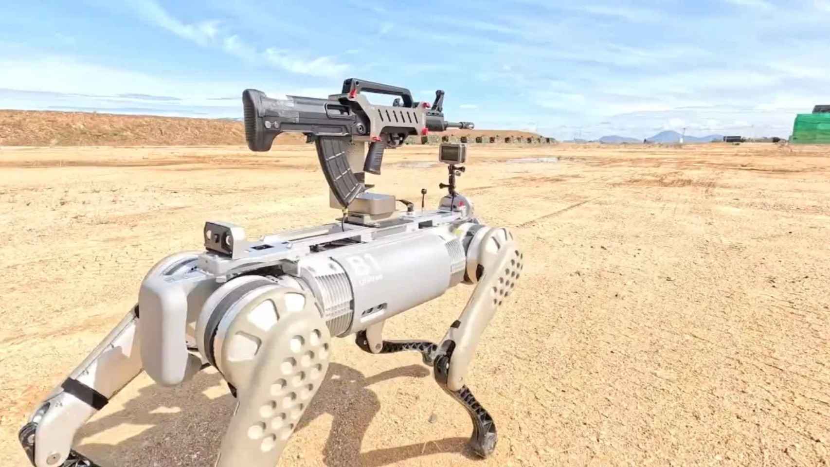 El perro robot chino con un rifle.