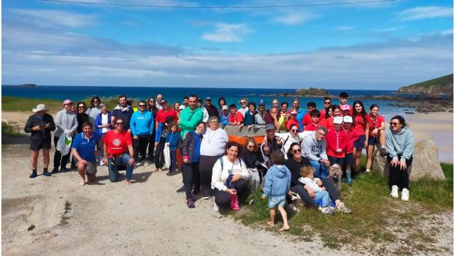 Unas 60 personas retiran 300 kilos de residuos de la playa de O Vilar, en Ferrol