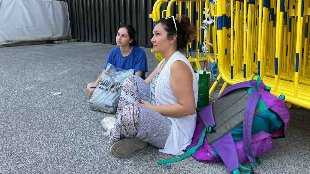 Ana y su hija hacen cola tres días antes del concierto.