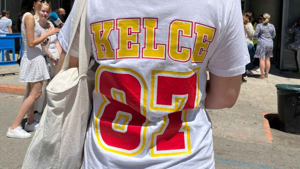 Una joven acude al Bernabéu con la camiseta de Travis Kelce.