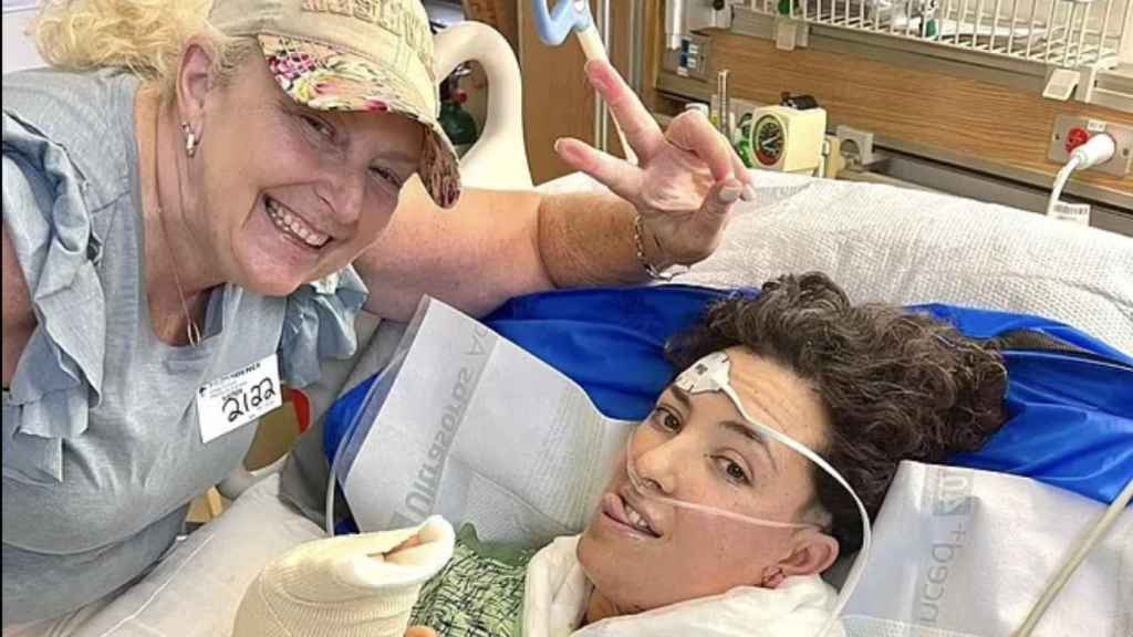 La maquilladora Allie Shehorn con su madre en el hospital.