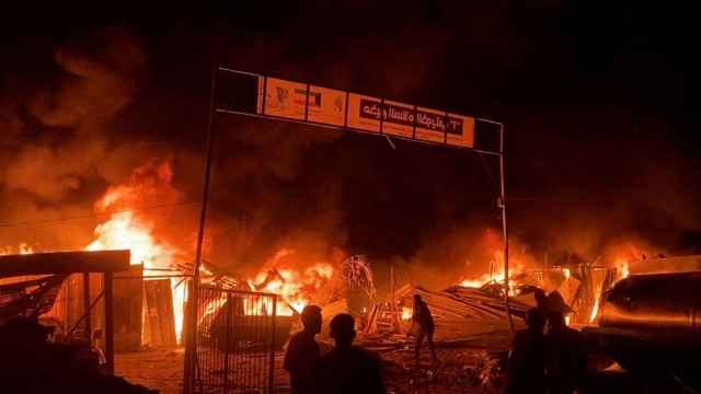 El fuego consume decenas de tiendas de campañas en las que se refugiaban familias palestinas en Rafah antes del ataque de Israel.