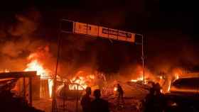El fuego consume decenas de tiendas de campañas en las que se refugiaban familias palestinas en Rafah antes del ataque de Israel.