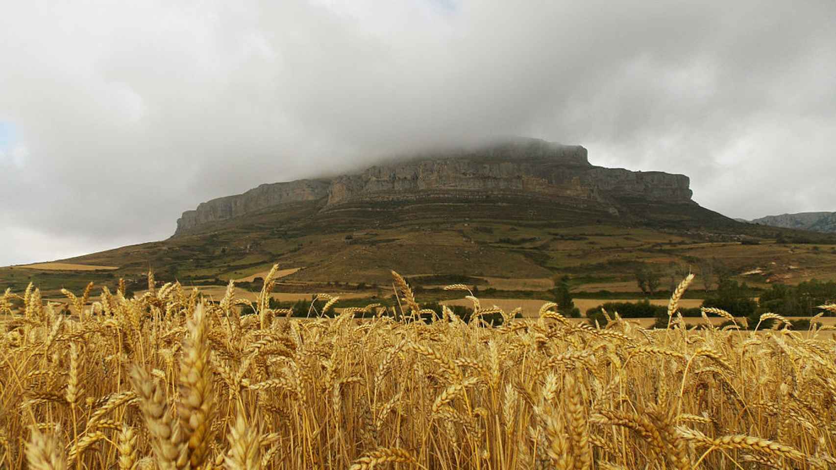 Vista de Peña Amaya (Burgos) cubierta de niebla.