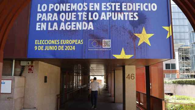 Manchas de pintura en la fachada de la Oficina Española del Parlamento Europeo.