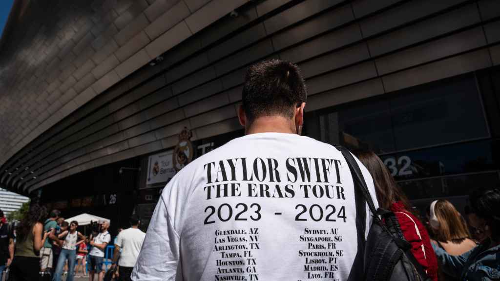 Un fan de Taylor Swift frente al Bernabeú.