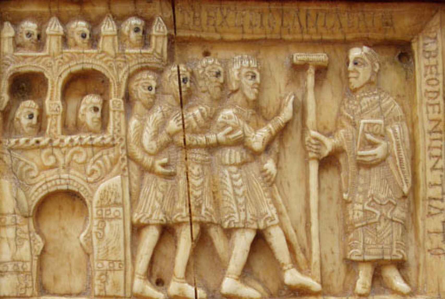 Arqueta de marfil de San Millán que muestra al santo avisando a los senadores cántabros.