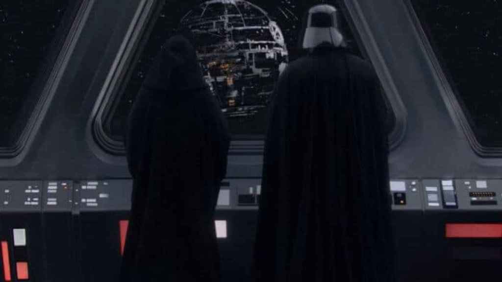 Darth Vader y el Emperador miran hacia la Estrella de la Muerte.