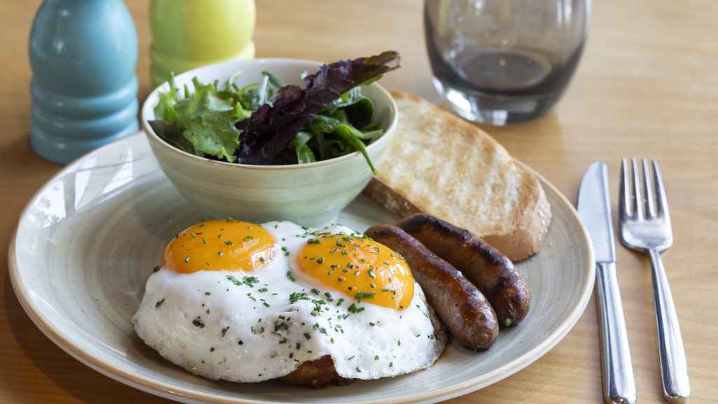 Los huevos con chorizos que se pueden tomar en este hotel de Dubai.