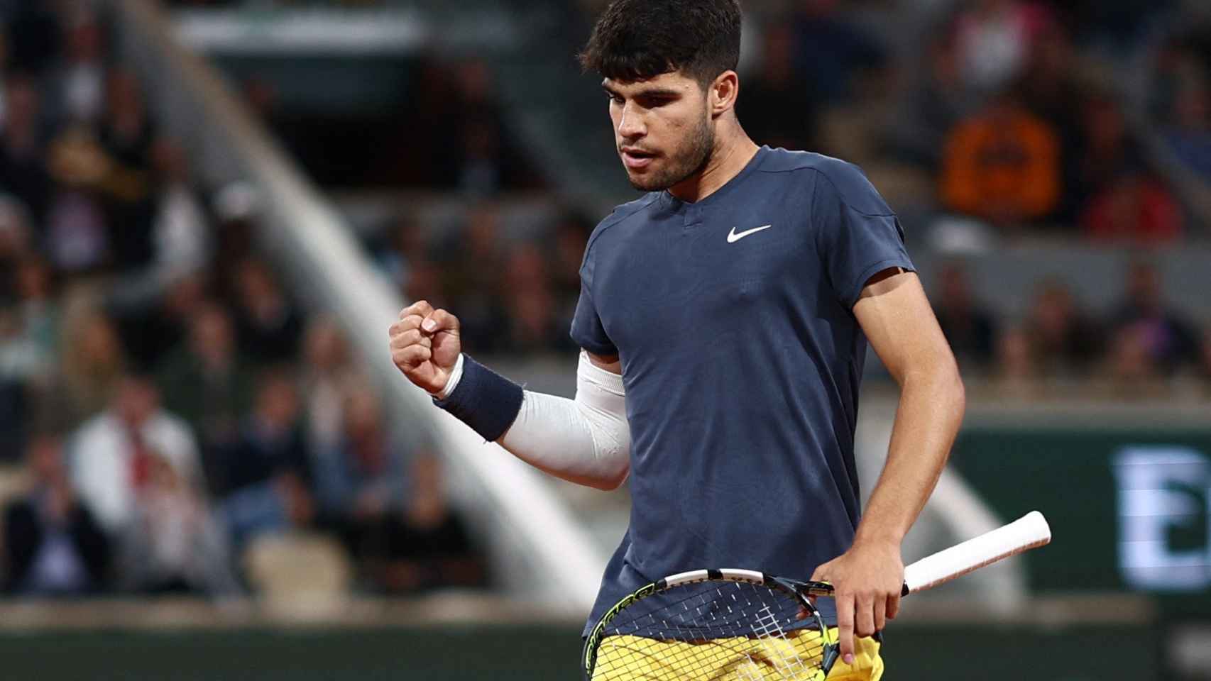 Carlos Alcaraz celebra un punto frente a De Jong en Roland Garros.