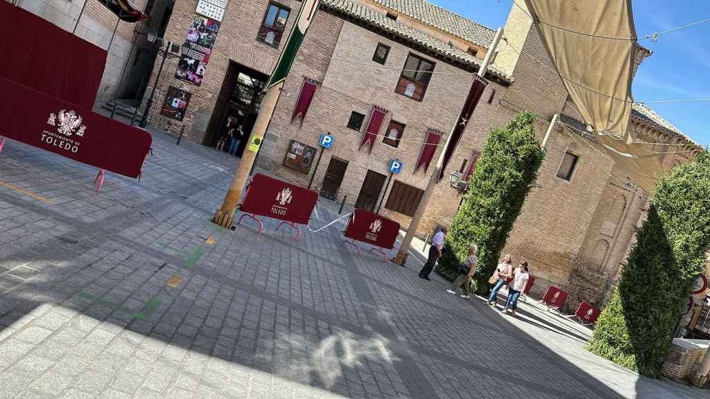 Las vallas, ya 'vestidas' y preparadas para la procesión en la plaza de San Vicente.