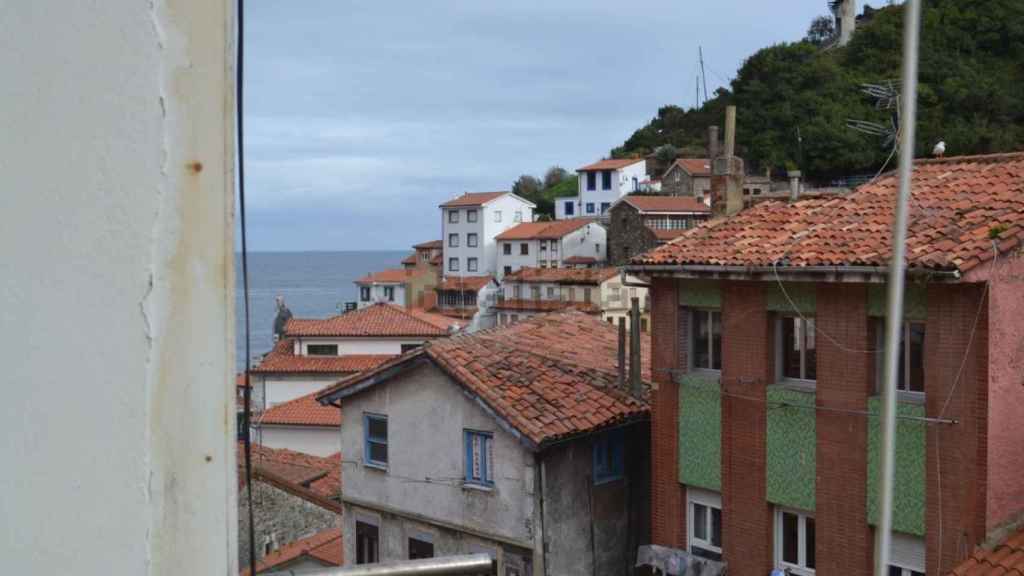 Vistas desde una casa de pueblo en venta en Cudillero por 64.900 euros.