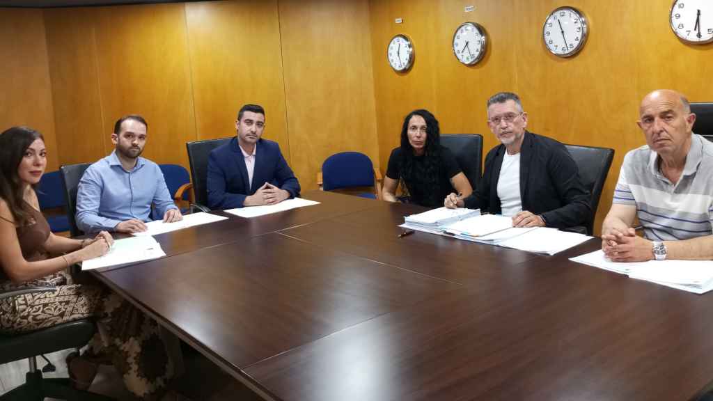 Miriam García, este miércoles, reunida con su abogado, Pedro López Graña, y varios miembros de su equipo en su bufete de Murcia.
