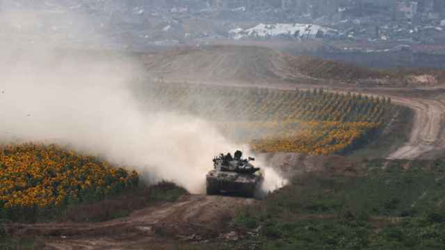 Un tanque israelí circula en un lugar no revelado en la frontera con la Franja de Gaza, en el sur de Israel, este martes.