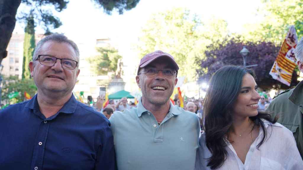 Acto de campaña de Vox en Valladolid con el candidato a las elecciones europeas, Jorge Buxadé, y la portavoz en el Congreso, Pepa Millán. En la imagen junto a Gerardo Dueñas