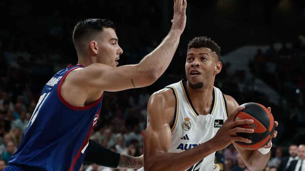 Tavares juega un balón ante Willy Hernangómez.