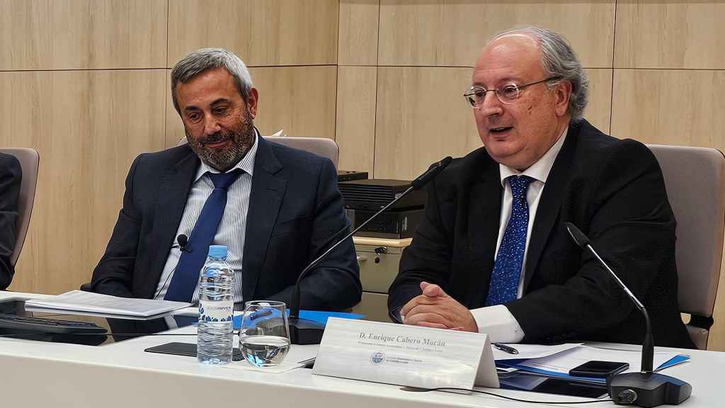 A la derecha, el presidente del Consejo Económico y Social de Castilla y León, Enrique Cabero, participa en la Junta Territorial de Ibermutua