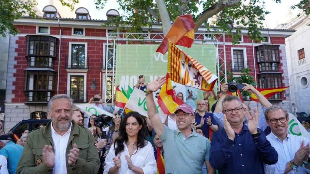 Acto de campaña de Vox en Valladolid con el candidato a las elecciones europeas, Jorge Buxadé, y la portavoz en el Congreso, Pepa Millán. En su llegada en la imagen junto a Carlos Pollán, Gerardo Dueñas y Mariano Veganzones