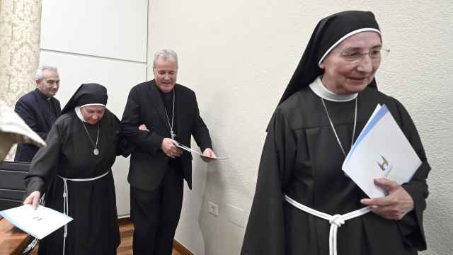 El arzobispo de Burgos, Mario Iceta; con la presidenta y la secretaria de la Federación de las Hermanas Clarisas de Nuestra Señora de Arantzazu, María Javier Soto y Carmen Ruiz