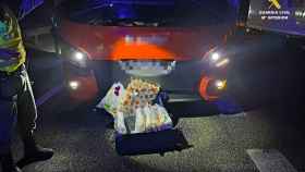 La maleta con droga que fue incautada por la Guardia Civil