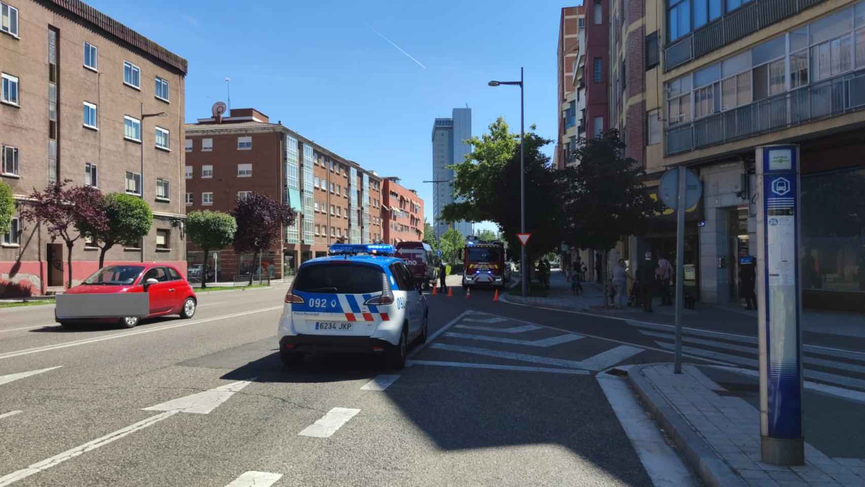 La Policía y los Bomberos en la vivienda que ha comenzado a arder